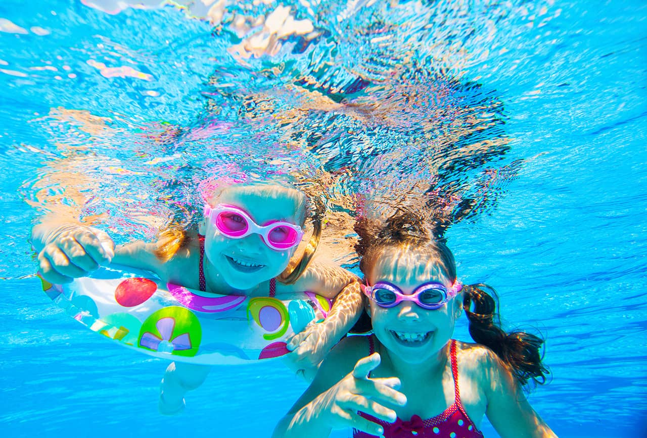 kids-swimming-under-water
